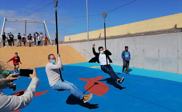 Costa Calma estrena el mayor parque infantil de Pájara y con tirolina