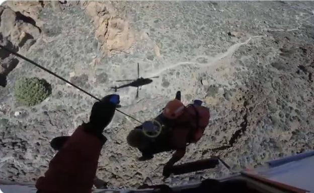 El helicóptero del GES rescata a una senderista extranjera en Tenerife