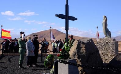 El viento impide el salto paracaidista en el homenaje a los trece fallecidos de la Operación Maxorata 72
