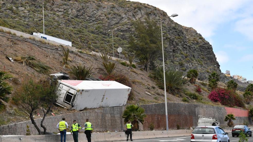Fallece el conductor de un camión tras un aparatoso vuelco en La Laja