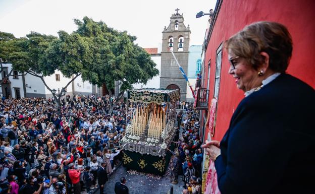 Masiva asistencia a los Nazarenos en Las Palmas de Gran Canaria