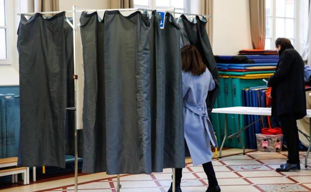 Macron y Le Pen pasarían a la segunda vuelta, según primeras proyecciones