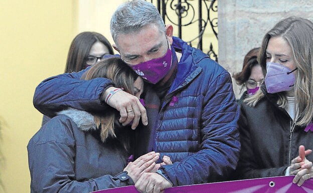 Relatives of the boy murdered in Sueca, last Wednesday, during the condemnation concentration. 