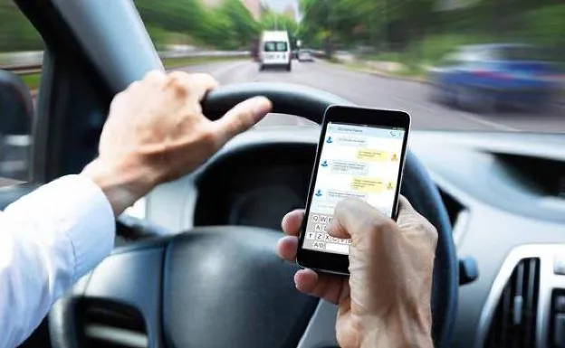 Casi la mitad de los españoles confiesan que usan el móvil al volante