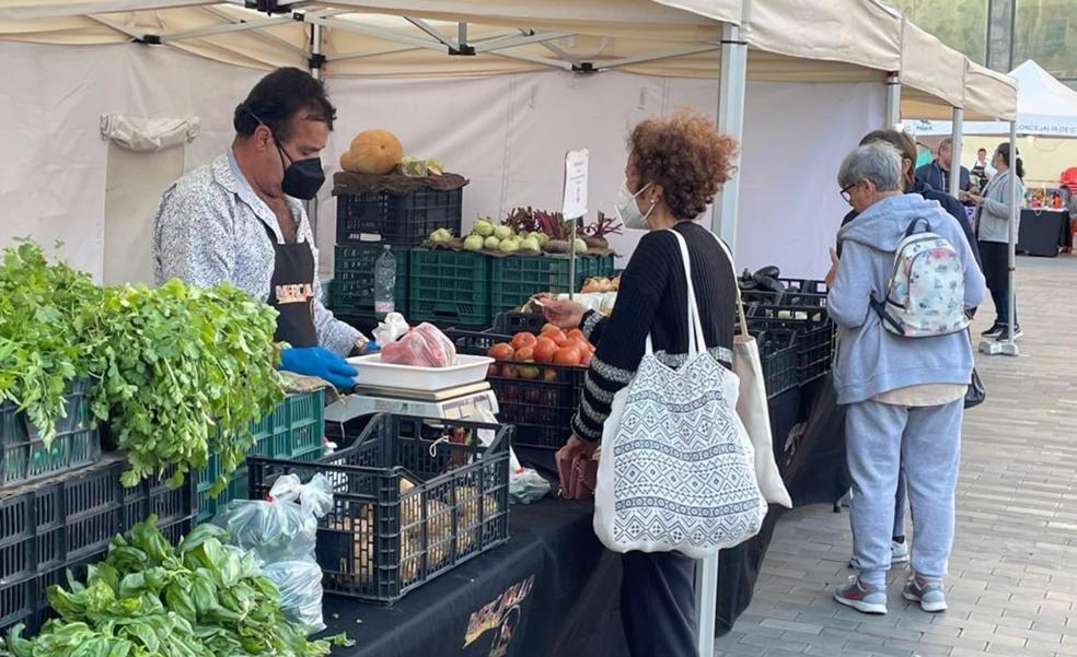 Papas y verduras de la tierra en el mercadillo agrícola y artesanal de Morro Jable