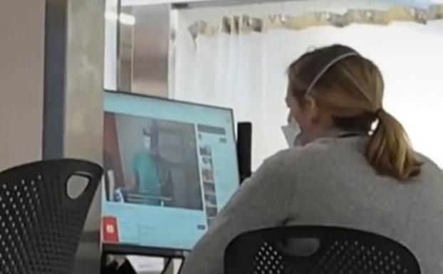 Pilla a su doctora consultando en internet cómo tratar su quiste