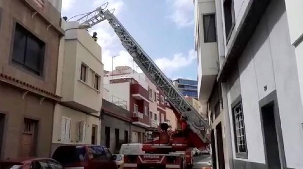 Rescate con camión autoescalera a una persona accidentada en Arenales