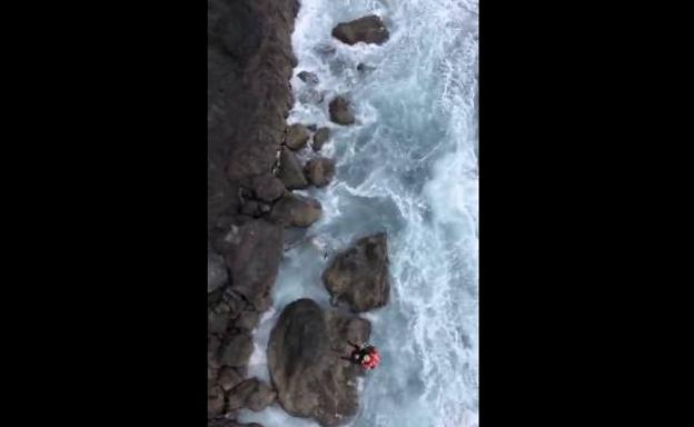 Rescate en helicóptero de dos personas en la costa de La Aldea de San Nicolás