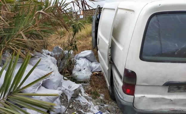 Sorprenden a un hombre vertiendo escombros en el Barrio de Las Mesas