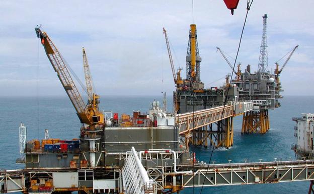 Extracción de petróleo y gas en el Mar del Norte. 