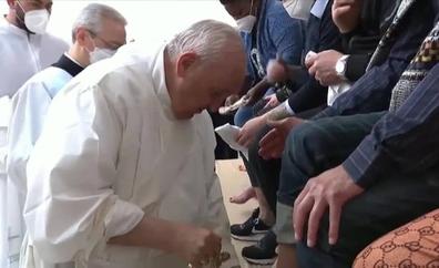 El papa Francisco lava los pies a 12 presos en una cárcel italiana