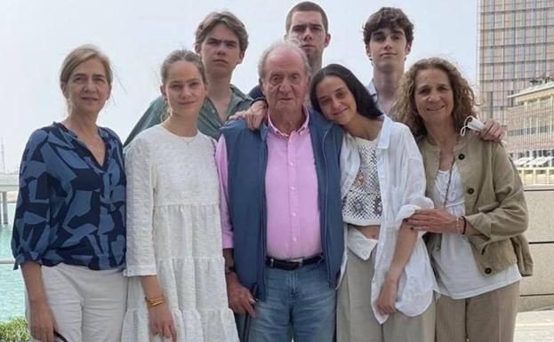 Juan Carlos I, junto a sus hijas y nietos en Abu Dabi./