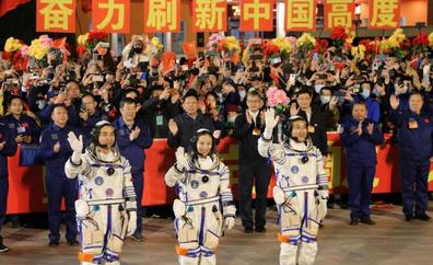 Regresan tres astronautas chinos después de permanecer seis meses en el espacio