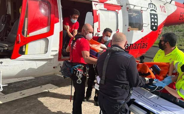 Rescatan en helicóptero a un bañista herido tras ser revolcado por una ola en La Palma