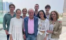 ¿Es la foto del rey emérito con sus hijas y nietos un montaje?