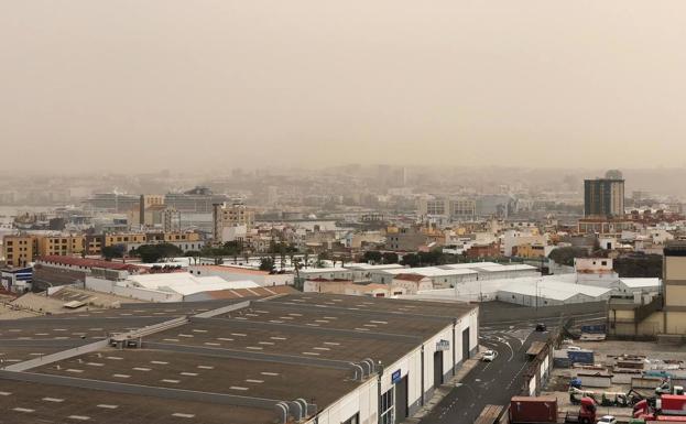 La calima entra con fuerza y reduce la visibilidad en los aeropuertos canarios
