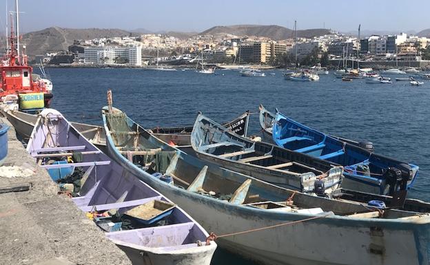 Rescatan una patera con 69 migrantes en aguas canarias