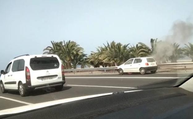 Arde un vehículo cerca del Parque Comercial La Estrella, en Telde