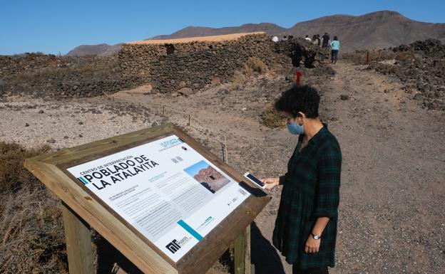 Las 'casas hondas' del poblado prehispánico de La Atalayita invitan al teatro nocturno, la música y el senderismo