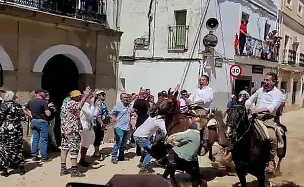 La mujer arrollada por un caballo en Arroyo de la Luz continúa grave