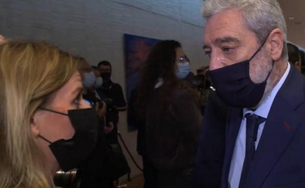 El jefe de gabinete de Ayuso empuja a una periodista en la toma de posesión del presidente de Castilla y León