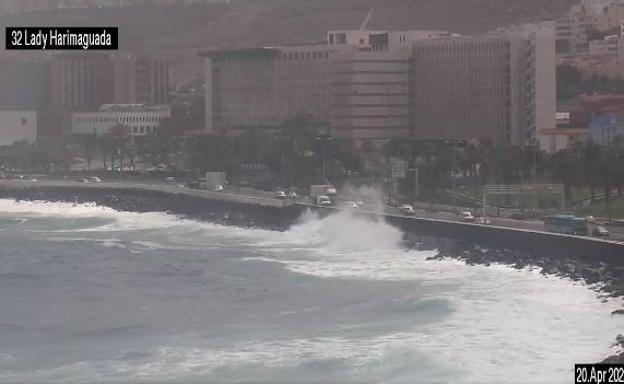 El fuerte oleaje obliga a cerrar el carril derecho y central de la Avenida Marítima, sentido norte