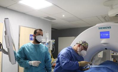 Nueva técnica para tratar tumores sin cirugía en el Hospital Doctor José Molina Orosa