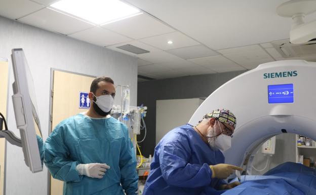 Nueva técnica para tratar tumores sin cirugía en el Hospital Doctor José Molina Orosa