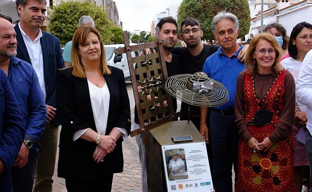 La 'dama del redondillo de caracol' permanece para siempre en la calle Primero de Mayo