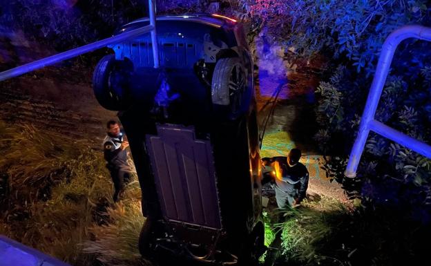 Se sale de la vía y cae por un barranquillo en Santa Cruz