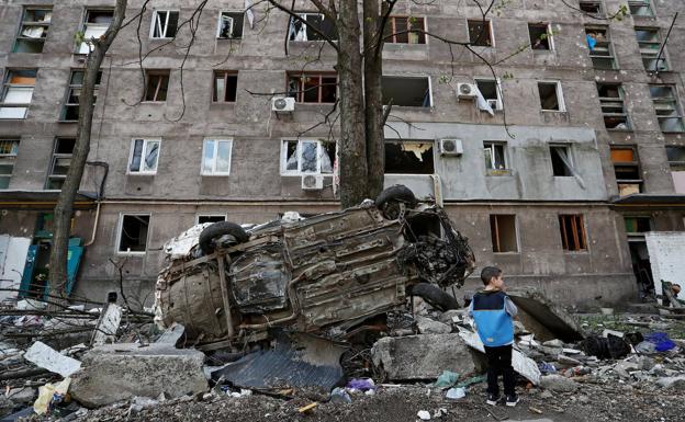 Un edificio de Mariupol destrozado tras el impacto de un misil ruso. 