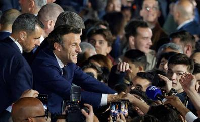 Los líderes europeos felicitan a Macron: «Gana la democracia. Gana Europa»
