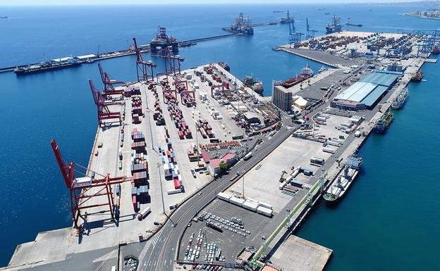 Polémica por el atraque de un pesquero ruso en el puerto de La Luz