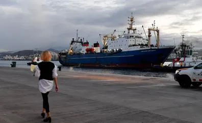 Atraca en La Luz el pesquero ruso 'parado' a 22 millas de Canarias con 90 tripulantes