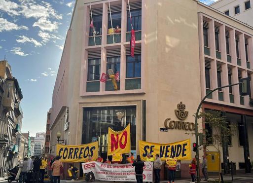 CCOO y UGT se encierran en la sede principal de Correos en Las Palmas de Gran Canaria