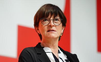 La presidenta del SPD exige que el excanciller Schröder abandone el partido