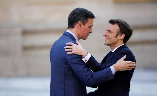 PSOE y PP se enzarzan por la victoria de «la moderación» de Macron