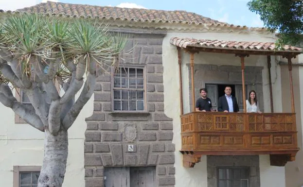 El alcalde de Guía, Pedro Rodríguez, junto a José María Martín y Naira de Lerma, en el balcón recién restaurado. 