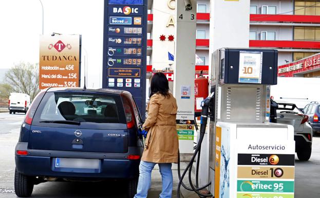 A woman fills gasoline at a station in Burgos./A.  Gomez