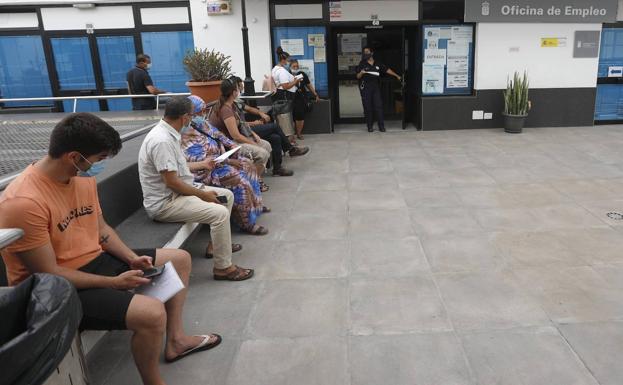 Imagen de personas a las puertas de una oficina del SCE Arrecife de Lanzarote, esperando a ser atendidos . 