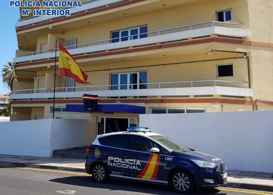 Va a dar de comer a las mascotas de sus amigos y se topa a dos encapuchados