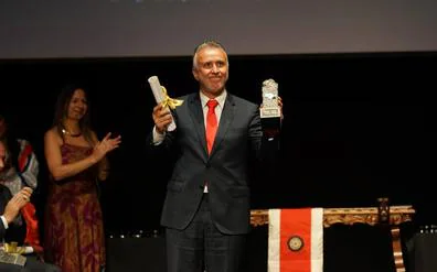 Ángel Víctor Torres recibe uno de los Premios de Honor Gourié 2022