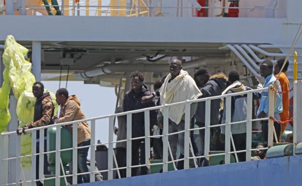 Uno de los últimos rescates cerca de Fuerteventura, con 56 personas a bordo y a punto de volcar, fueron trasladados al puerto de Las Palmas. 