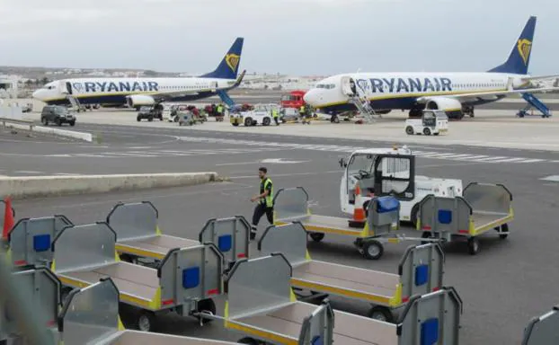 Ryanair debe 6 millones a la plantilla de las bases canarias que cerró y ahora baraja reabrir