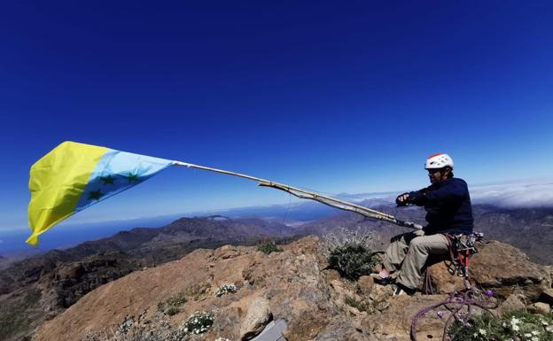Retiran la bandera clavada en el Roque Nublo