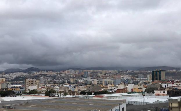 Los cielos cubiertos imperan en Canarias amenazando lluvia