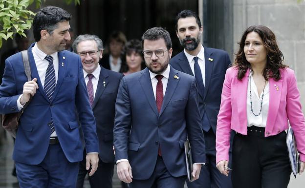 El presidente de la Generalitat, Pere Aragonès, acompañado por la consellera de la Presidéncia, Laura Vilagrà y del vicepresidente del Govern, Jordi Puigneró. 