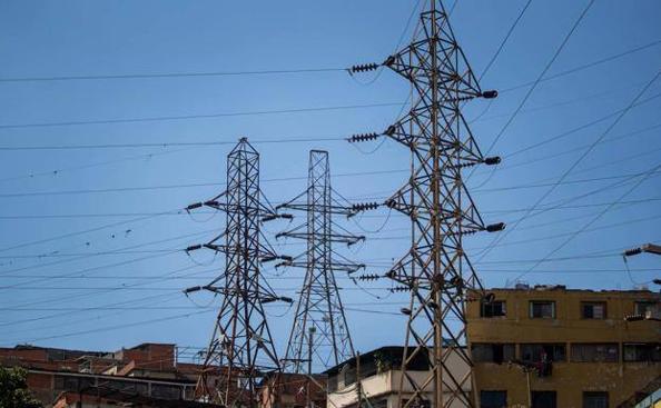 La luz vuelve a subir un 5 % y supera los 200 euros/MWh