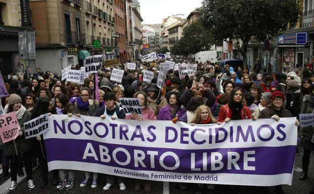 El Constitucional quiere abrir el debate sobre el aborto antes de las vacaciones