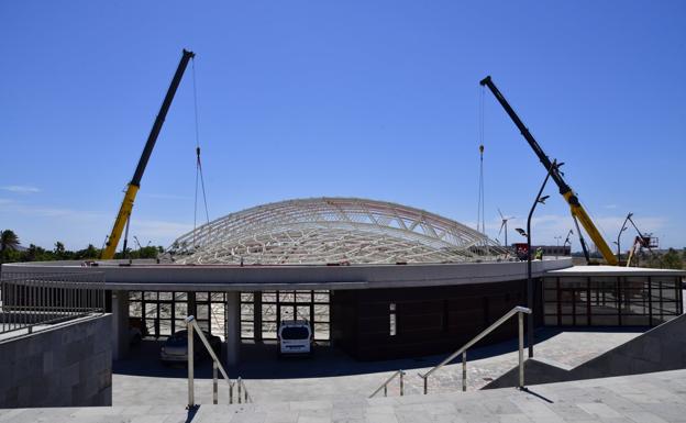 Dos grúas izan la cubierta del recinto ferial en Agüimes